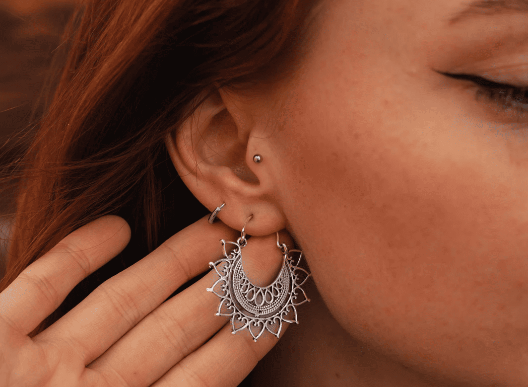 Oorbellen van goud, zilver of staal: wat zijn de verschillen en hoe kies je ze?